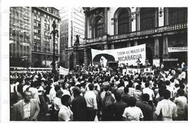 Ato público do PT contra a intervenção dos EUA na Nicarágua, em frente ao Teatro Municipal (São Paulo-SP, 21 jun. 1985). / Crédito: Vera Jursys.