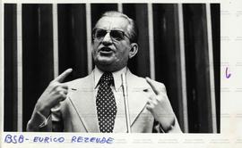 Eurico Rezende, líder do governo no Senado, sobe à tribuna para criticar a oposição (Brasília-DF, 13 out. 1978).  / Crédito: Nelson Penteado.