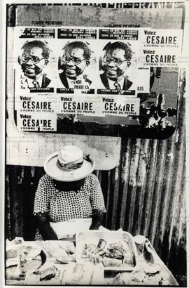 Retrato de cartazes da campanha de Aimé Césaire para [deputado?] ([França, 1988?]). / Crédito: Au...
