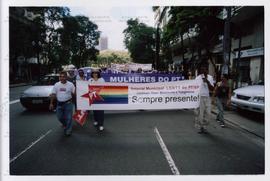 Caminhada “Mulheres”, com várias militantes do Movimento de Mulheres do PT (São Paulo-SP, 2003). ...