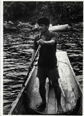 Homem conduz canoa pelo rio (Local desconhecido, Data desconhecida).  / Crédito: ED.