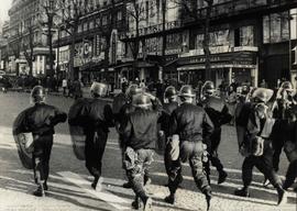 Policiais marcham pelas ruas de Paris em evento não identificado (Paris-Frnaça, Data desconhecida...