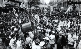 [Comício da campanha Erundina prefeita no Vale do Anhangabau nas eleições de 1996 (São Paulo-SP, 1996).] / Crédito: Isidoro A. Souza.
