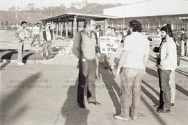 Piquete de metalúrgicos “contra horas extras”, na fábrica Brosol (Santo André-SP, nov. 1984). Crédito: Vera Jursys
