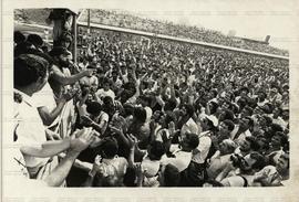 Assembléia dos metalúrgicos em greve no estádio da Vila Euclides (São Bernardo do Campo-SP, [15?] mai. 1982). / Crédito: Vera Lucia [Jursys?]