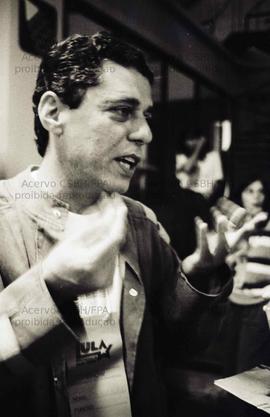 Evento não identificado [Entrevista concedida por Chico Buarque em apoio à candidatura “Lula presidente” (PT) nas eleições de 1989] (Local desconhecido, 1989). Crédito: Vera Jursys