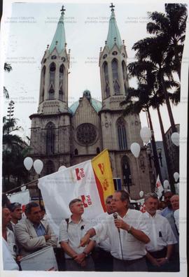 Caminhada pela Paz realizada na Praça da Sé, no contexto de morte do prefeito petista Celso Daniel (PT) (São Paulo-SP, jan. 2002). / Crédito: Cesar Hideiti Ogata