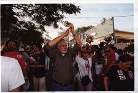 Caminhada da candidatura &quot;Genoino Governador&quot; (PT) pelo bairro Vila Madalena nas eleições de 2002 ([São Paulo-SP], 2002) / Crédito: Cesar Hideiti Ogata