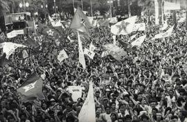 Comício da candidatura “Suplicy Prefeito” (PT), realizado na praça da Sé durante as eleições de 1985 (São Paulo-SP, 1985). / Crédito: Lisy Leuba Salum