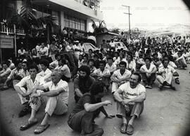 Trabalhadores sentados na rua em frente a sede do Sindicato dos Metalúrgicos de São Bernardo em evento desconhecido (São Bernardo do Campo-SP, Data desconhecida). / Crédito: Jesus Carlos.