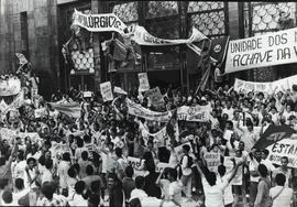 Manifestação dos metalúrgicos em greve em frente ao Tribunal Regional do Trabalho (Rio de Janeiro-RJ, [1984?]). / Crédito: Zilmar G. Ribeiro.
