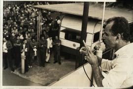 Djalma Bom discursa durante greve dos Metalúrgicos (São Bernardo do Campo-SP, abr. 1985). / Crédito: Fernando A. Rodrigues.