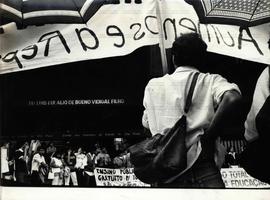 Manifestação de estudantes em frente ao Edifício da FIESP (São Paulo-SP, 18 mar. 1988). / Crédito: Rubens Mano/Agência Folhas.