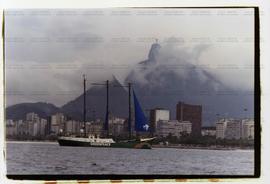Navio Rainbow Warrior, do Greenpeace, navega pelas praias cariocas (Rio de Janeiro-RJ, 1 jul. 199...