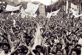 Comício de encerramento da campanha “Suplicy prefeito” (PT), realizado na Praça da Sé nas eleições de 1985 (São Paulo-SP, 11 nov. 1985). Crédito: Vera Jursys