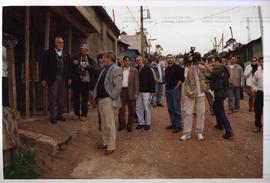 Visita da candidatura &quot;Lula Presidente&quot; (PT) comunidade carente nas [eleições de 2002?]...