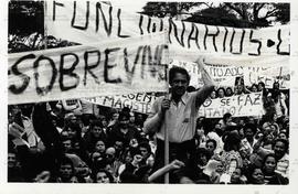 Ato dos servidores públicos estaduais em greve em frente ao Palácio dos Bandeirantes (São Paulo-SP, 24 abr. 1979).  / Crédito: Ennio Brauns Filho.