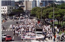Assembleia e passeata dos metalúrgicos do ABC contra o desemprego ([São Bernardo do Campo-SP], [2001?]). / Crédito: Autoria desconhecida