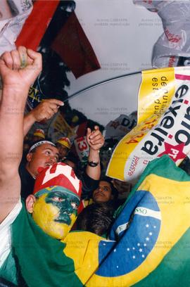 Comício na Sé promovido pela candidatura “Lula Presidente” (PT) nas eleições de 1998 [1] (São Paulo-SP, 1998). / Crédito: Roberto Parizotti