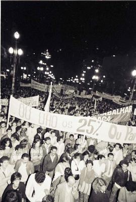 Ato da greve dos bancários de São Paulo na Praça da Sé (São Paulo-SP, 1985). Crédito: Vera Jursys