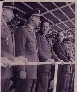 João Goulart (Jango) e Tancredo Neves, acompanhados do general  João de Segadas Vianna, em visita à Vila Militar (Rio de Janeiro-RJ, [1961-1964?]).  / Crédito: Autoria desconhecida/Folha Imagem.