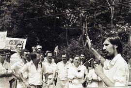 Ato dos médicos frente ao Palácio Bandeirantes, durante a greve da categoria (São Paulo-SP, 26 nov. 1985). Crédito: Vera Jursys