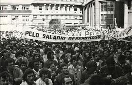 Manifestação dos [metalúrgicos?] por emprego em frente a prefeitura de Porto Alegre (Porto Alegre...