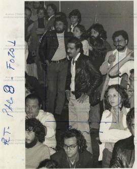 Assembleia de greve dos jornalistas realizada no teatro Tuca, na PUC-SP (São Paulo-SP, [23 mai. 1979]). / Crédito: Ennio Brauns Filho.