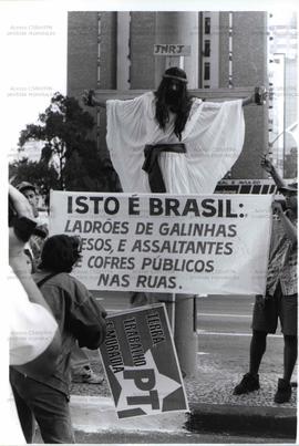 Ato não identificado na Av. Paulista (São Paulo-SP, 25 jul. 1997). / Crédito: Jorge Mariano