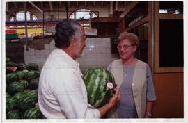 Visita de José Genoino (PT) ao Mercado Municipal de São Paulo nas eleições de 2002 (São Paulo-SP, 2002) / Crédito: Autoria desconhecida