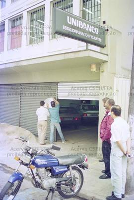Protesto dos bancários do Unibanco contra a falta de segurança no trabalho (São Paulo-SP, 1996). Crédito: Vera Jursys