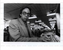 Retrato do jornalista Roberto Jardim (Local desconhecido, [1993-1994?]). / Crédito: Vidal Cavalca...