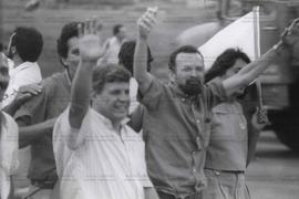 Caminhada promovida pela candidatura Pedro Wilson Prefeio e Pinheiro Salles Vice nas eleições de 1988 (Goiania-GO, 1988). / Crédito: Cláudio Curado
