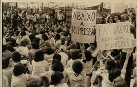 Concentração dos professores no Largo São Bento (São Paulo-SP, mar. 1979). / Crédito: Marcos A. D. Andrade.