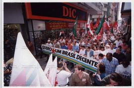 Passeata da candidatura &quot;Lula Presidente&quot; (PT) pelo centro da cidade nas eleições de 2002 (São Paulo-SP, 2002) / Crédito: Cesar Hideiti Ogata