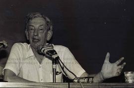 Palestra do historiador Hobsbawn organizado pelos estudantes, na PUC-SP (São Paulo-SP, 08 jun. 1988). Crédito: Vera Jursys
