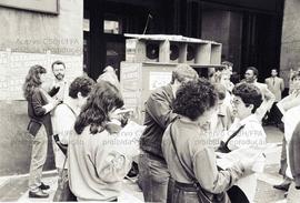 Greve dos bancários da Nossa Caixa, na Rua XV de Novembro (São Paulo-SP, 30 set. 1993). Crédito: Vera Jursys