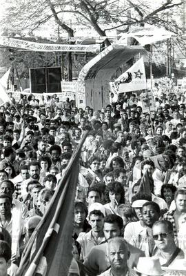 Reinauguração do monumento de homenagem aos trabalhores assassinados na greve de 1988 em Volta Redonda-RJ, promovida pela candidatura “Lula Presidente” (PT) nas eleições de 1989 (Volta Redonda-RJ, 12 ago. 1989). / Crédito: Roberto Parizotti