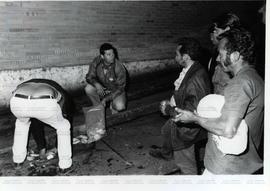 Retrato de pessoas catando de resto de peixe no Ceasa (S&atilde;o Paulo-SP, Data desconhecida). / Cr&eacute;dit...