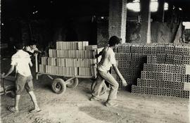 Trabalho escravo na Cerâmica Pérsico, no bairro Santa Lúcia (Campinas-SP, nov. 1977). / Crédito: João Roberto Martins Filho.