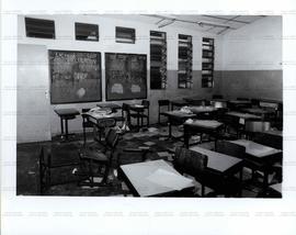 Sala de aula depredada (Local desconhecido, 6 nov. 1989). / Crédito: Ari Vicentini/Agência Estado.