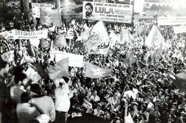 Comício da candidatura “Lula Presidente” (PT) nas eleições de 1989 (Ribeirão Preto-SP, 18 ago. 1989). / Crédito: Fernando Calzzani
