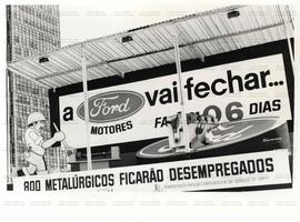 Outdoor contra o fechamento da fábrica Ford Tratores instalado no paço municipal (São Bernardo do...