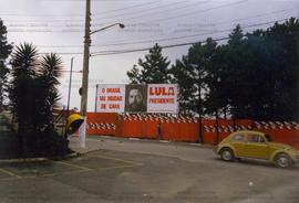 Outdoor da campanha presidencial de 1989 (São Bernardo do Campo-SP, 1989).  / Crédito: Autoria de...