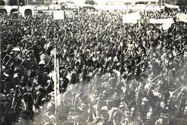 Assembleia dos trabalhadores da construção civil em greve no ex-campo do Atlético (Belo Horizonte-MG, 1 ago. 1979). / Crédito: Autoria desconhecida.