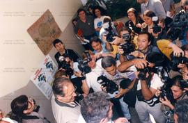 Lula, candidato à presidência pelo PT, no dia da votação em primeiro turno nas eleições de 1998 (...