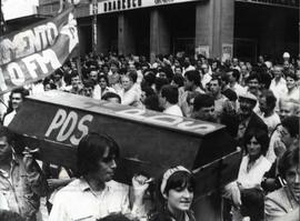 Passeata pelo enterro simbólico do PDS promovido pelo PT após as eleições de 1985 (Porto Alegre-RS, [nov.?] 1985). / Crédito: Márcia Camargo.