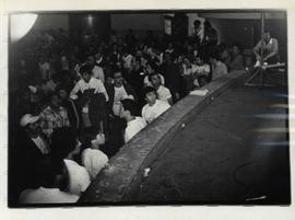 Assembleia dos metalúrgicos em greve realizada no Cine Roxy (São Paulo-SP, [24 out.] 1980). / Cré...