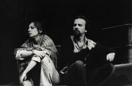 Cena da peça de teatro “Murro em ponta de faca”, no Teatro de Arte Israelita Brasileira (TAIB) (São Paulo-SP, set. 1978).  / Crédito: Valdir Silva.