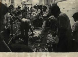 Onda de saques promovida por desempregados (Local desconhecido, 4 abr. 1983). / Crédito: Jorge Araujo.